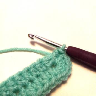 Step 4: Making 6 HDC stitches in the last available chain space.