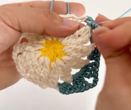 Crochet a Beautiful Margarita Daisy Granny Square