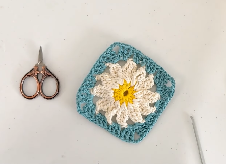 Crochet a Beautiful Margarita Daisy Granny Square