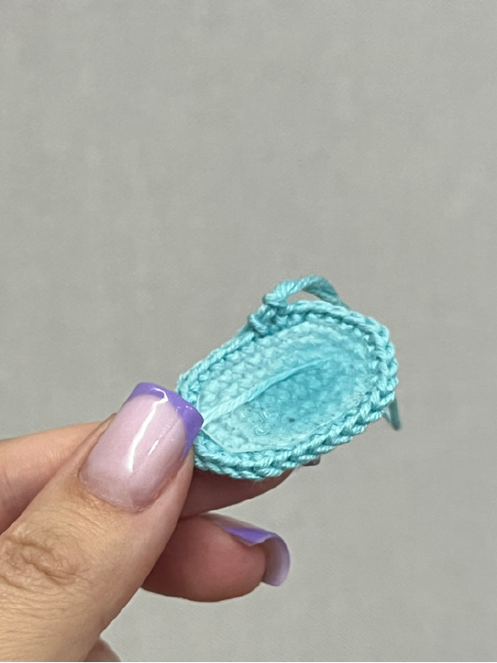 Plastic insert for the base of the crochet body