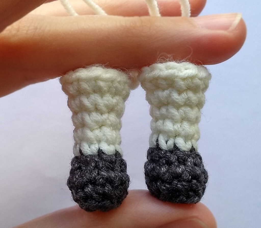 Spectacled Hedgehog: A Free Amigurumi Pattern