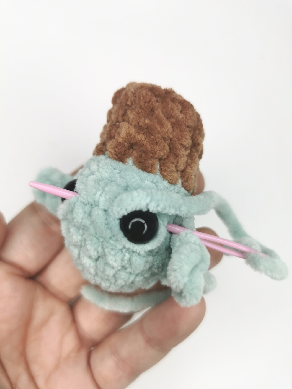 Hiding Robe Collar Yarn Tail (Figure 14)