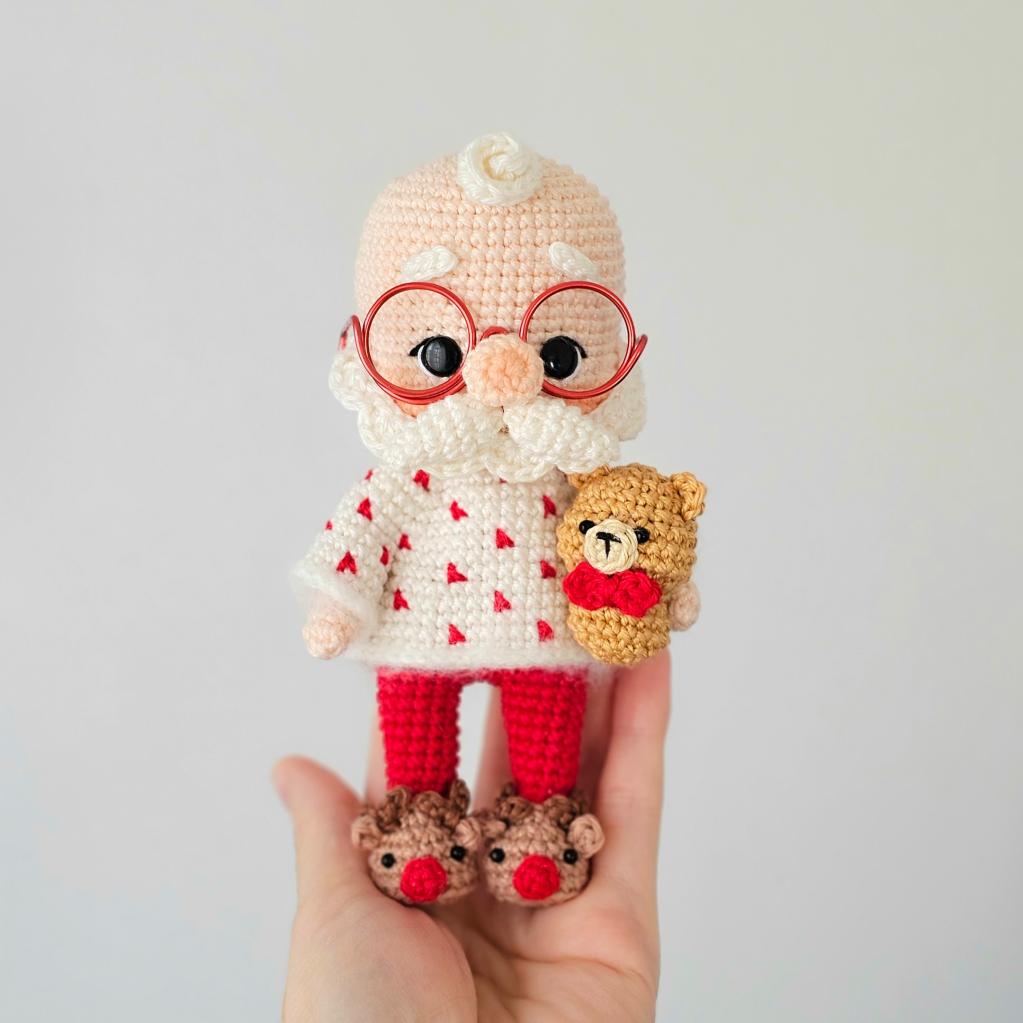 Crochet a Festive Favorite: Jolly Santa with Adorable Friends Pattern