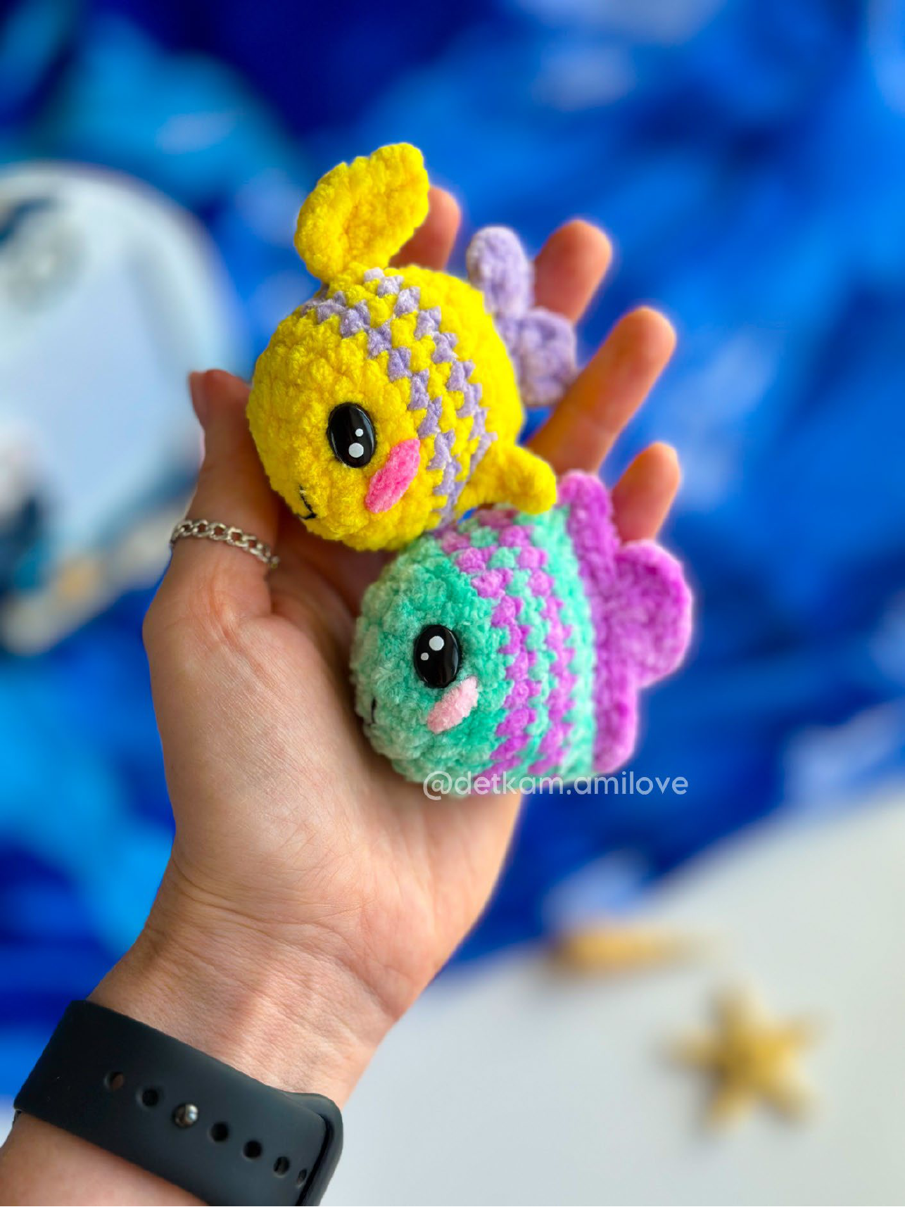 Finished crochet fish keychains showing size