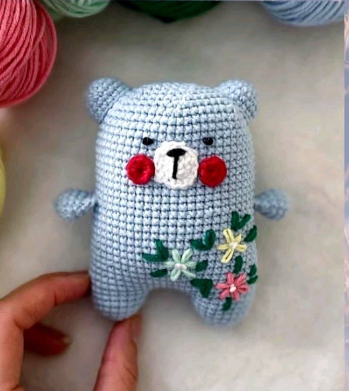 Create Your Own Adorable Floral Polar Bear: Easy Step-by-Step Crochet Pattern