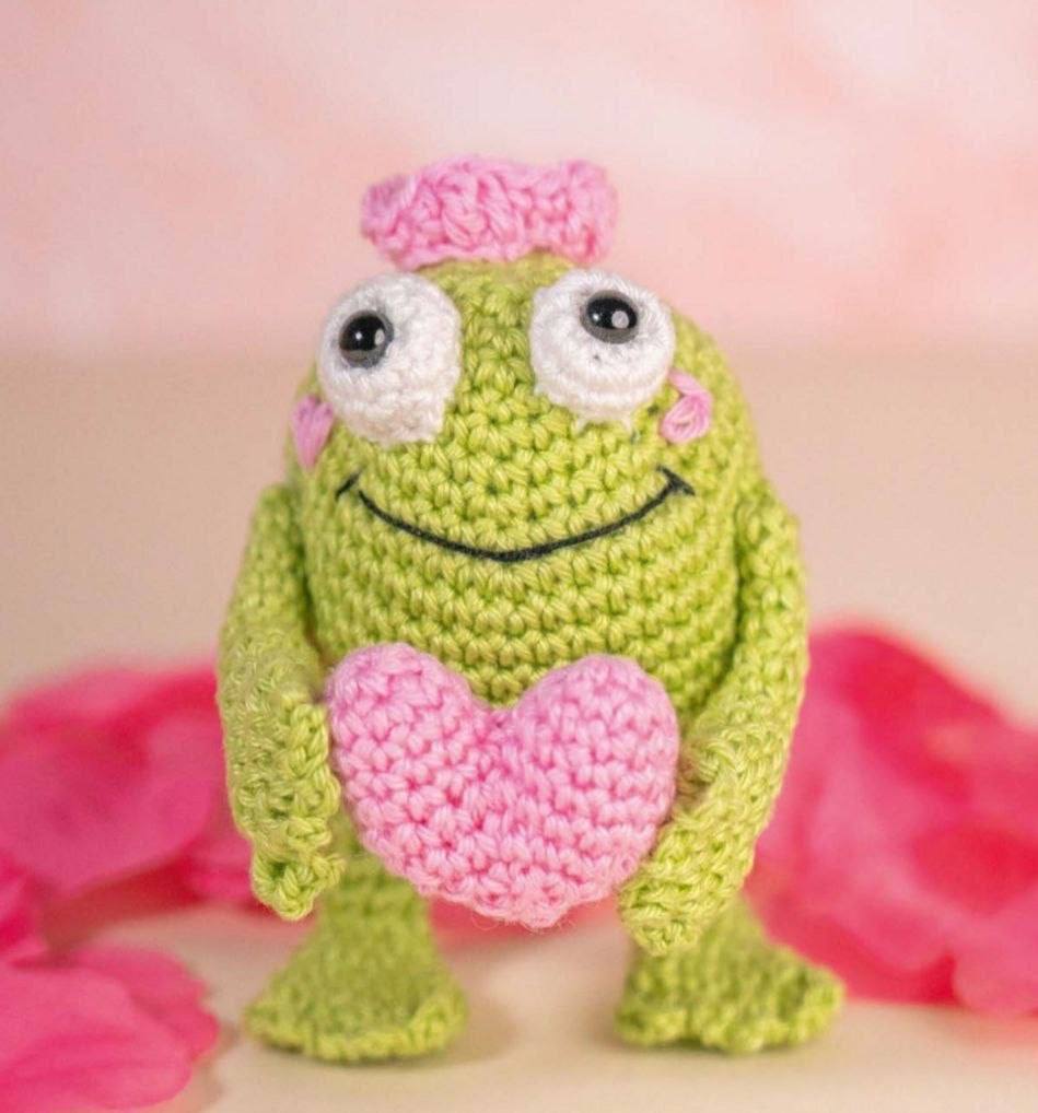 Adorable Heart-Hugging Frog Crochet Pattern