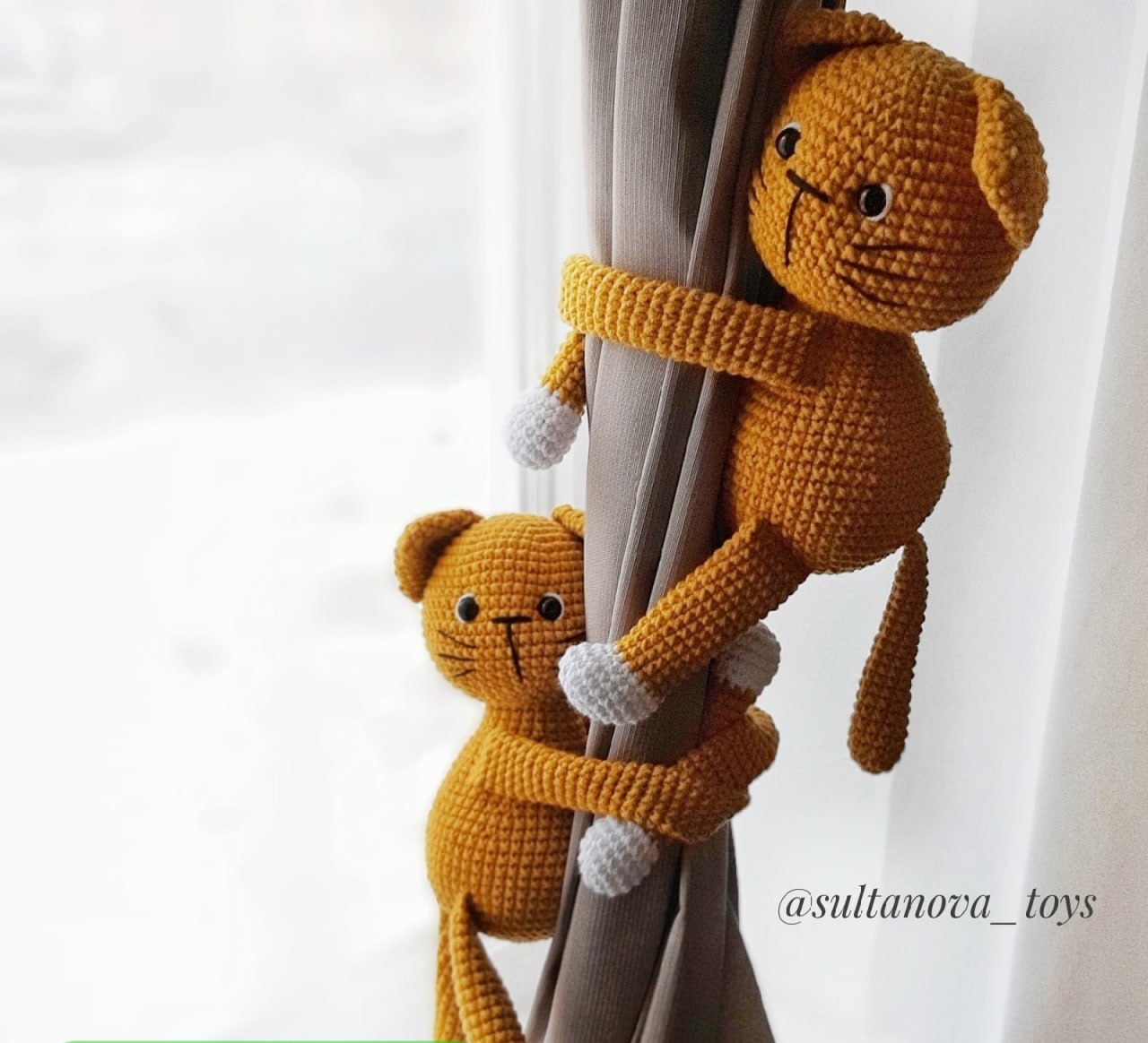 DIY Crochet Curtain Cat Pattern: Cute Amigurumi Curtain Tie-Back
